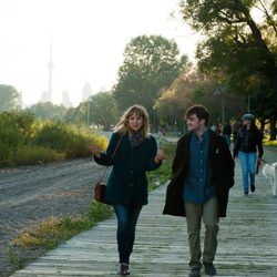 Daniel Radcliffe y Zoe Kazan en un fotograma de 'Amigos de más'