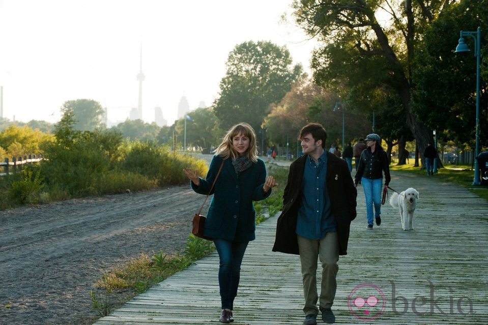 Daniel Radcliffe y Zoe Kazan en un fotograma de 'Amigos de más'