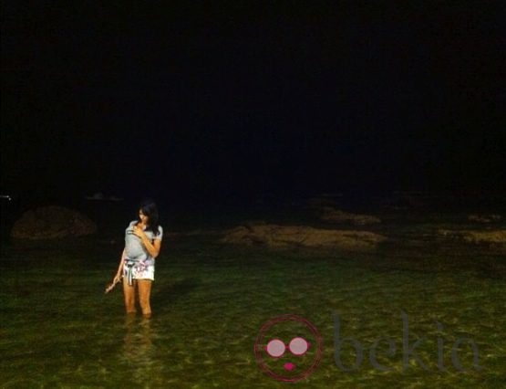 Raquel del Rosario dando un paseo nocturno con su bebé