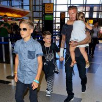 David Beckham camina con sus hijos por el aeropuerto de Los Angeles con el brazo escayolado