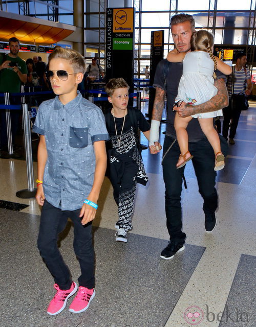 David Beckham camina con sus hijos por el aeropuerto de Los Angeles con el brazo escayolado