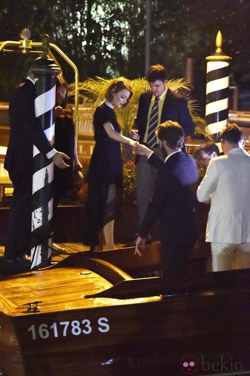 Andrew Garfield ayuda a Emma Stone a subir a un taxi en Venecia