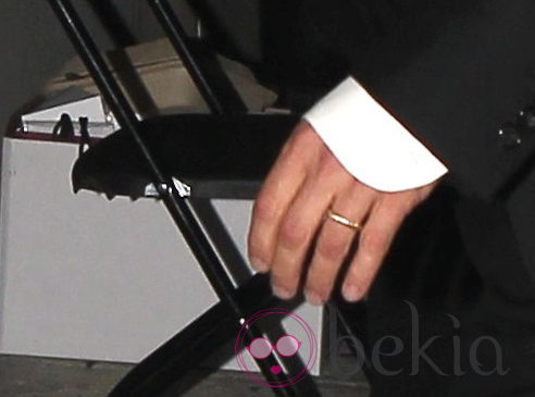 Brad Pitt luce su anillo de recién casado