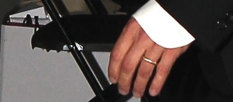 Brad Pitt luce su anillo de recién casado