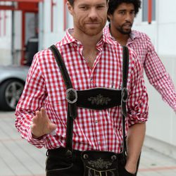 Xabi Alonso luce el traje regional bávaro en Munich