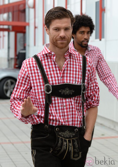Xabi Alonso luce el traje regional bávaro en Munich