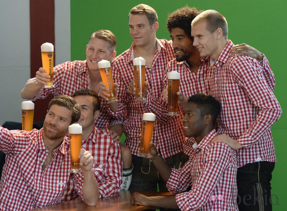 Xabi Alonso disfruta de una cerveza con sus compañeros del Bayern de Munich