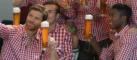 Xabi Alonso disfruta de una cerveza con sus compañeros del Bayern de Munich