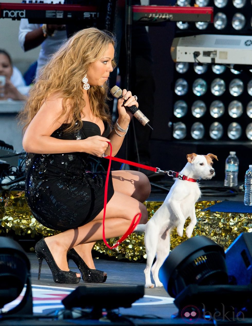 Mariah Carey en el escenario con su perro