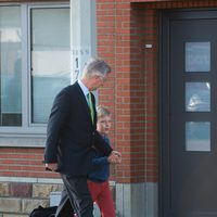 Felipe de Bélgica lleva al Príncipe Emmanuel a su primer día de colegio