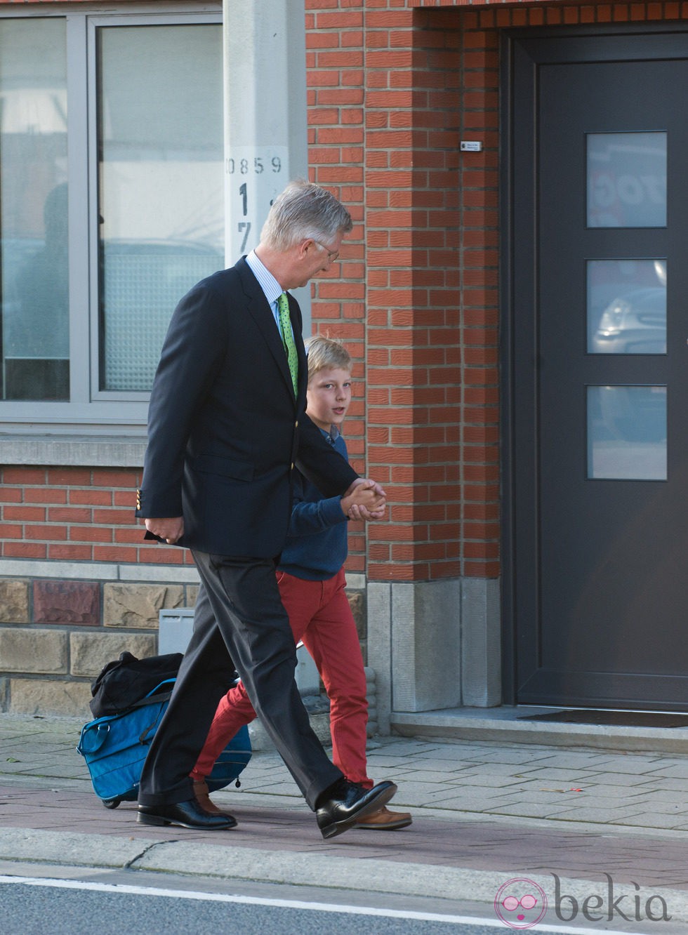 Felipe de Bélgica lleva al Príncipe Emmanuel a su primer día de colegio