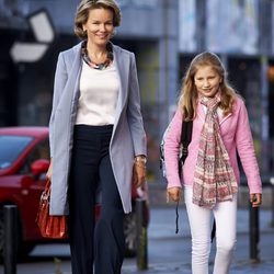 Matilde de Bélgica acompaña a la Princesa Isabel a su primer día de colegio