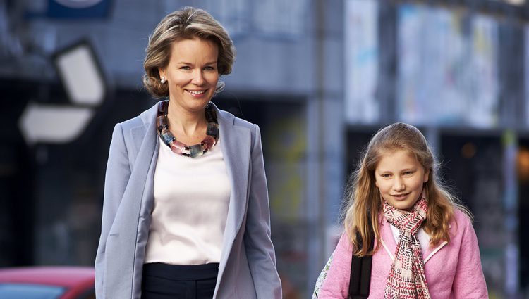 Matilde de Bélgica acompaña a la Princesa Isabel a su primer día de colegio