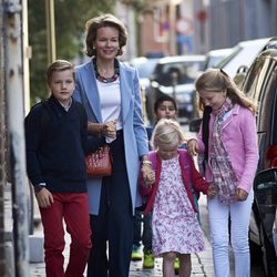 Matilde de Bélgica lleva a sus hijos Isabel, Gabriel y Leonor a su primer día de colegio