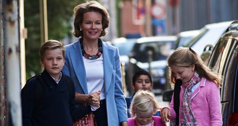 Matilde de Bélgica lleva a sus hijos Isabel, Gabriel y Leonor a su primer día de colegio