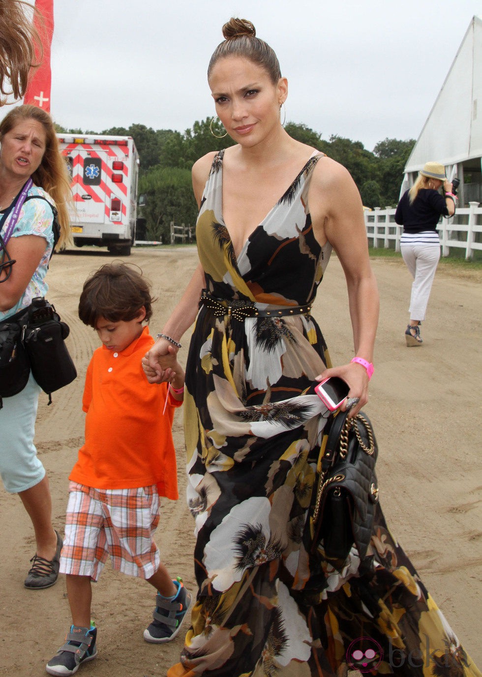 Jennifer Lopez con sus hijos Max y Emme dando un paseo