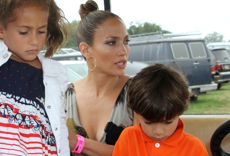 Jennifer Lopez con sus hijos Max y Emme