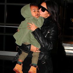 Kim Kardashian besa a su hija North West en Filadelfia