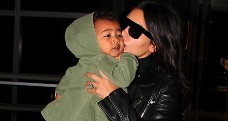 Kim Kardashian besa a su hija North West en Filadelfia