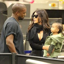 Kim Kardashian y Kanye West junto a su hija North West en un supermercado