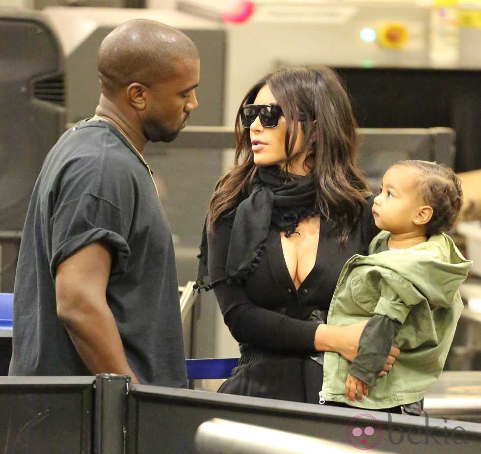Kim Kardashian y Kanye West junto a su hija North West en un supermercado