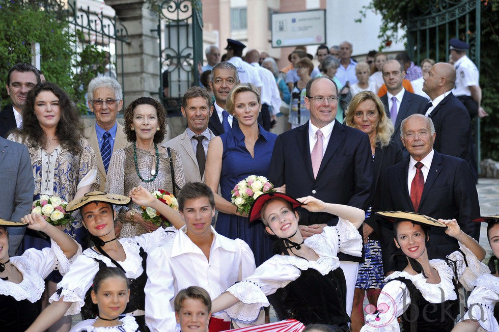 Los Príncipes de Mónaco posando con los asistentes al picnic anual de Monte-Carlo