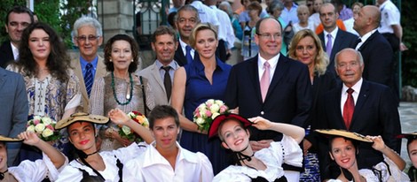 Los Príncipes de Mónaco posando con los asistentes al picnic anual de Monte-Carlo