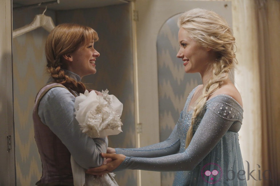 La Princesa Elsa de Frozen junto a la Princesa Anna en 'Érase Una Vez'