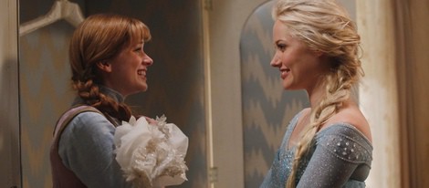 La Princesa Elsa de Frozen junto a la Princesa Anna en 'Érase Una Vez'