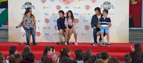 Samantha Vallejo-Nájera, Pepe Rodríguez y Jordi Cruz con Mario, Ana Luna y Noa en el FesTVal de Vitoria 2014