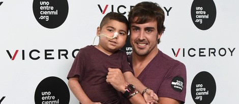 Fernando Alonso junto a Ángel en un acto contra la leucemia infantil