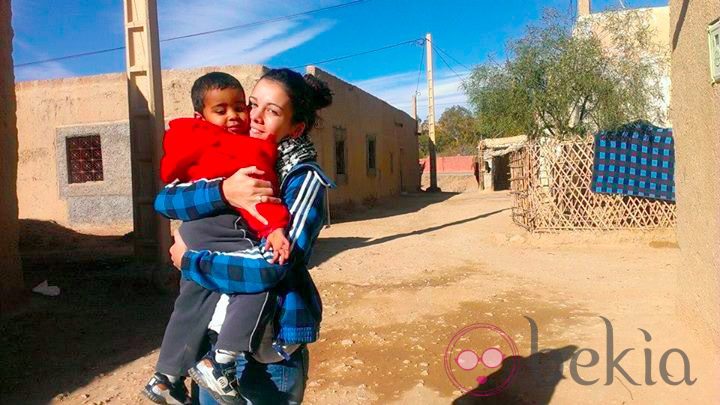 Sandra Blázquez muy cariñosa con un niño durante su voluntariado en Marruecos