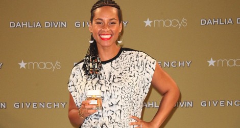 Alicia Keys luce embarazo como imagen de la nueva fragancia de Givenchy