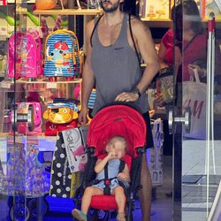 Sergio Mur sale de una juguetería de Madrid con su hija Vera