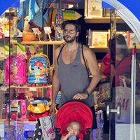 Sergio Mur sale de una juguetería de Madrid con su hija Vera