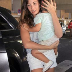 Jessica Bueno recoge a su hijo Francisco en el aeropuerto