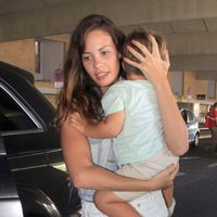Jessica Bueno recoge a su hijo Francisco en el aeropuerto