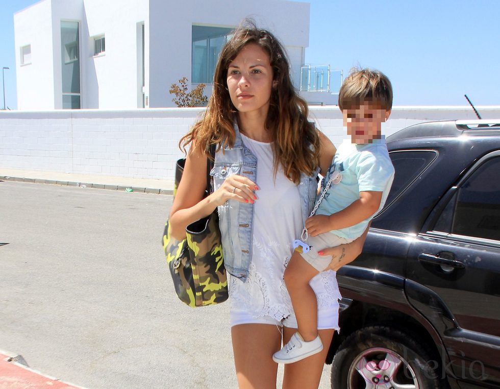 Jessica Bueno llega a su casa de Sevilla tras recoger a su hijo Francisco en el aeropuerto