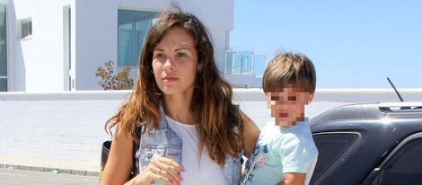 Jessica Bueno llega a su casa de Sevilla tras recoger a su hijo Francisco en el aeropuerto