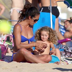 Mónica Estarreado disfruta de un día de playa junto a su hija