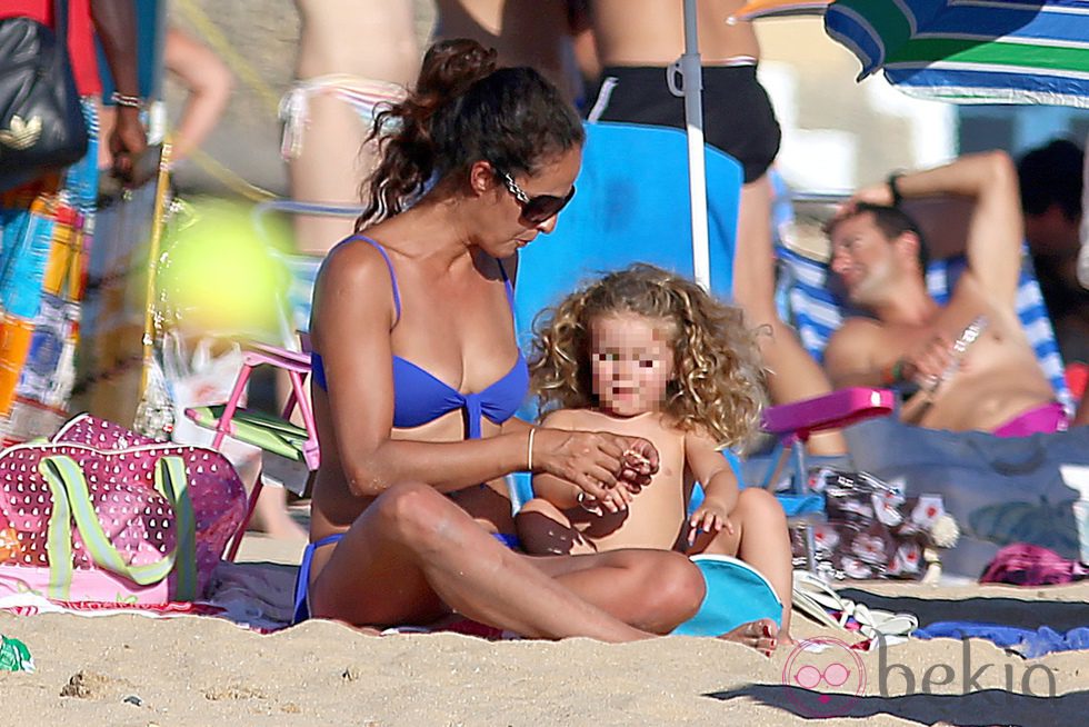 Mónica Estarreado disfruta de un día de playa junto a su hija