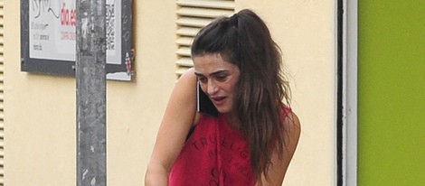 Olivia Molina atiende al teléfono mientras su hija Vera llora desconsolada