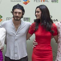Blanca Romero mira a Yon González en la presentación de 'Bajo Sospecha' en el FesTVal de Vitoria 2014