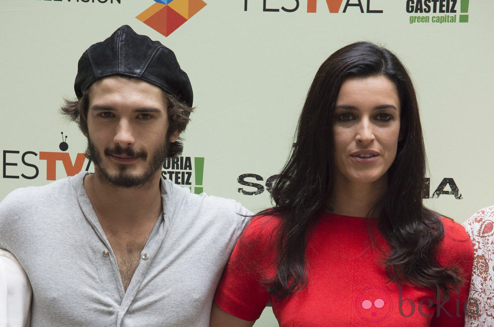 Yon González y Blanca Romero en la presentación de 'Bajo Sospecha' en el FesTVal de Vitoria 2014