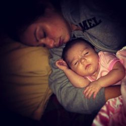 Jenni 'JWoww' Farley acunando a su hija Meilani mientras duermen