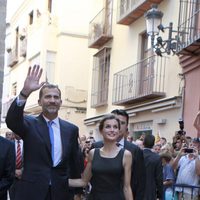 Los Reyes Felipe y Letizia saludan antes de visitar el Museo Picasso de Málaga
