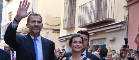 Los Reyes Felipe y Letizia saludan antes de visitar el Museo Picasso de Málaga