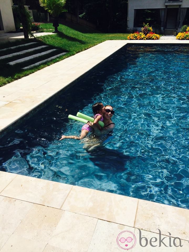 Mariah Carey en la piscina con su hija Monroe