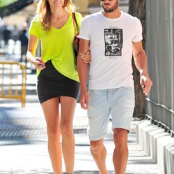 Alba Carrillo y Feliciano López paseando por Madrid tras anunciar su boda