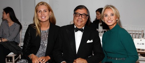 Corinna zu Sayn-Wittgenstein con su hija y Bob Colacello en el Nueva York Fashion Week primavera/verano 2015